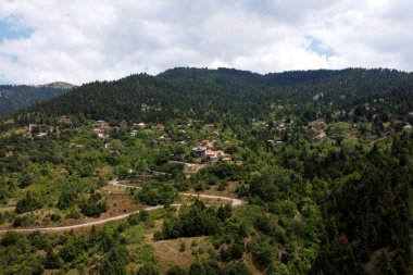 15 Ağustos 2023 'te Yunanistan' da taze yeşil çayırlar bulunan Vardousia Dağı 'ndaki Idyllic manzarası.