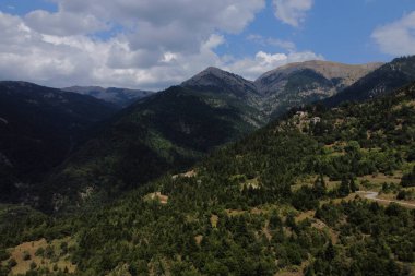 15 Ağustos 2023 'te Yunanistan' da taze yeşil çayırlar bulunan Vardousia Dağı 'ndaki Idyllic manzarası.