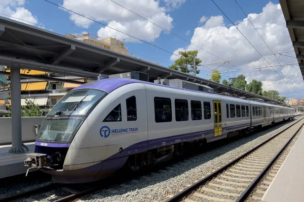 Atina Yunanistan. 11 Ağustos 2023. Atina Tren İstasyonu 'nda bir tren perona oturdu..