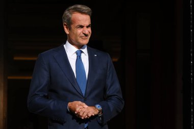 Yunanistan Başbakanı Kyriakos Mitsotakis, 21 Ağustos 2023 'te Yunanistan' ın Atina kentindeki Maximou malikanesinde bir toplantı bekliyor..