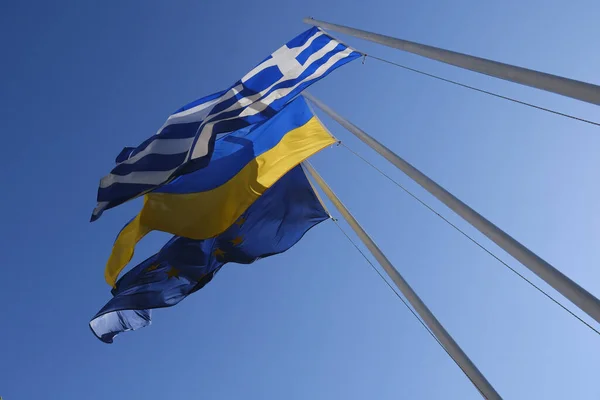 Flagi Europejskie Greckie Ukraińskie Zawisły Przed Rezydencją Maximos Atenach Dniu — Zdjęcie stockowe
