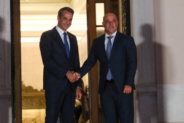 Yunanistan Başbakanı Kyriakos Mitsotakis, 21 Ağustos 2023 'te Yunanistan' ın Atina kentindeki Maximou malikanesinde düzenlenen gayrı resmi yemek öncesinde Kuzey Makedonya Başbakanı Dimitar Kovacevski 'yi karşıladı..