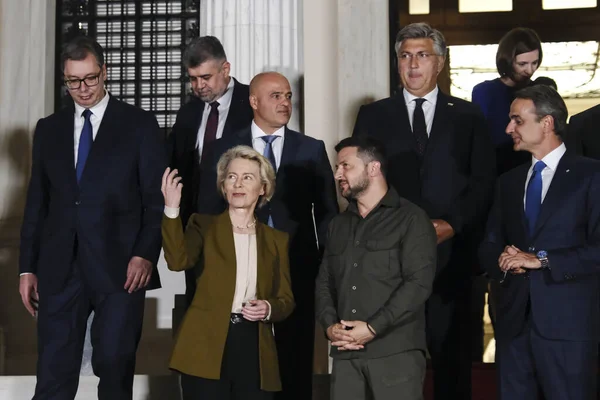 AB, Batı Balkanlar ve Ukrayna Cumhurbaşkanı Volodymyr Zelensky 'nin liderleri, 21 Ağustos 2023' te Yunanistan 'ın başkenti Atina' daki Maximos Köşkü 'nde aile fotoğrafına poz vermek üzere geldiler..