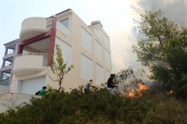22 Ağustos 2023 'te Atina' nın banliyösünde yangın olarak yanan bir ev yayıldı.