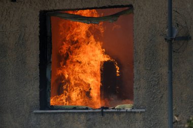 22 Ağustos 2023 'te Atina' nın banliyösünde yangın olarak yanan bir ev yayıldı.