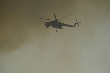 Sikorsky S-64 Skyvinç helikopteri Atina 'nın banliyösünde 22 Ağustos 2023' te çıkan yangını söndürdü.