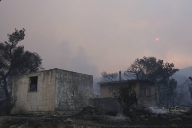 22 Ağustos 2023 'te Atina' nın banliyösünde yangın olarak yanan bir ev yayıldı.