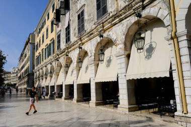 Turistler 1 Eylül 2023 'te Yunanistan' ın eski Corfu kentinde sıcak bir günde yürüyorlar.