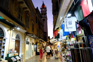 Turistler 1 Eylül 2023 'te Yunanistan' ın eski Corfu kentinde sıcak bir günde yürüyorlar.