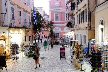 Turistler 1 Eylül 2023 'te Yunanistan' ın eski Corfu kentinde sıcak bir günde yürüyorlar.