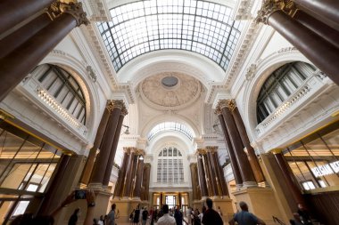 İnsanlar 11 Eylül 2023 'te Brüksel, Belçika' daki eski Brüksel Borsasını ziyaret ettiler..