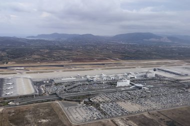 Atina, Yunanistan 'da 5 Eylül 2023' te düzenlenen yatılı operasyonlar sırasında Atina uluslararası havaalanına park edilen uçaklar.