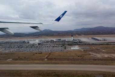 Atina, Yunanistan 'da 5 Eylül 2023' te düzenlenen yatılı operasyonlar sırasında Atina uluslararası havaalanına park edilen uçaklar.