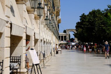 1 Eylül 2023 'te Yunanistan' ın eski Corfu kentinde turistler yürüyor.