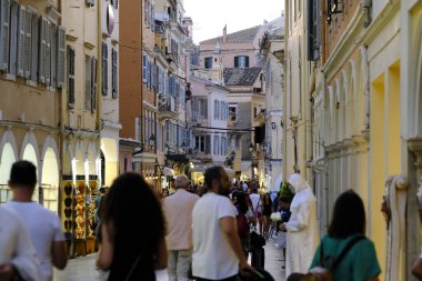 1 Eylül 2023 'te Yunanistan' ın eski Corfu kentinde turistler yürüyor.
