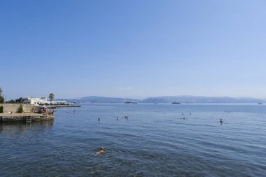 Yaşlılar, 2 Eylül 2023 'te Yunanistan' ın Korfu denizinde yüzerken güneşli havanın keyfini çıkarıyorlar..