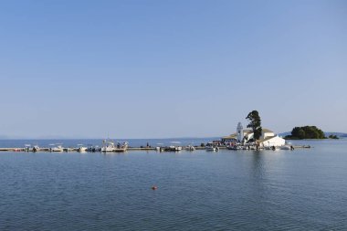 3 Eylül 2023 'te Yunanistan' ın Korfu kentindeki Panagia Vlacherna Manastırı 'nın dış görünüşü.