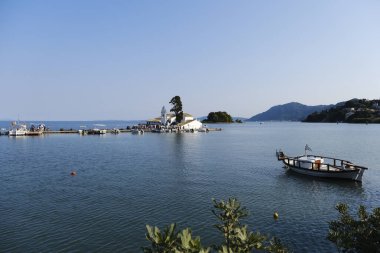 3 Eylül 2023 'te Yunanistan' ın Korfu kentindeki Panagia Vlacherna Manastırı 'nın dış görünüşü.