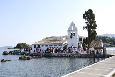 3 Eylül 2023 'te Yunanistan' ın Korfu kentindeki Panagia Vlacherna Manastırı 'nın dış görünüşü.