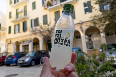 Yunanistan 'ın Korfu kentindeki kafeteryada 3 Eylül 2023' te geleneksel zencefilli bira servis edildi..