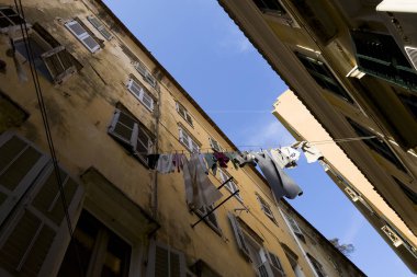 Giysiler 3 Eylül 2023 'te Yunanistan' ın Korfu kentinde bir çamaşır ipine asıldı..