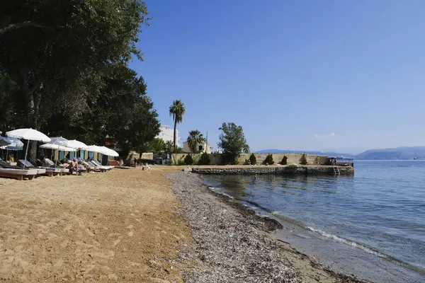2023年9月2日希腊科孚Mon Repos海滩的雨伞和日光浴床 — 图库照片