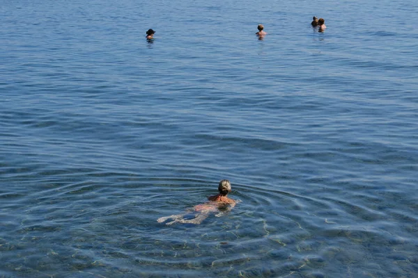 Die Menschen Genießen Das Sonnige Wetter Beim Schwimmen Meer Auf — Stockfoto
