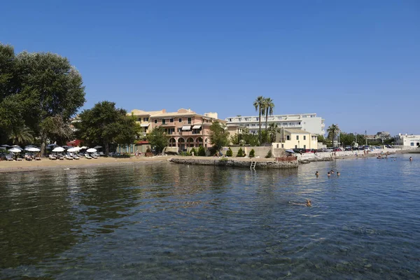 2023年9月2日 人们在希腊科孚海域游泳 享受着阳光普照的天气 — 图库照片