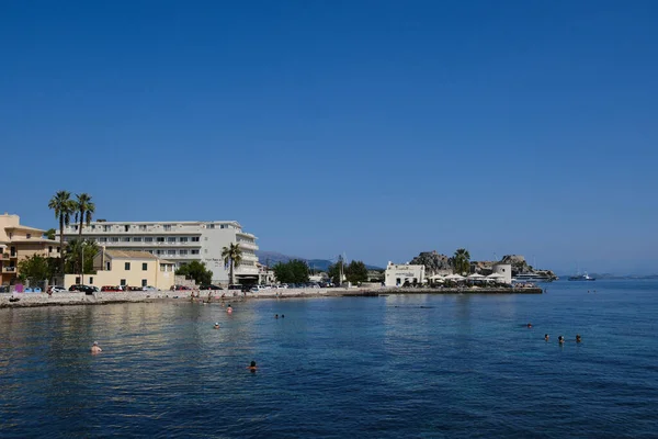 2023年9月2日 人们在希腊科孚海域游泳 享受着阳光普照的天气 — 图库照片