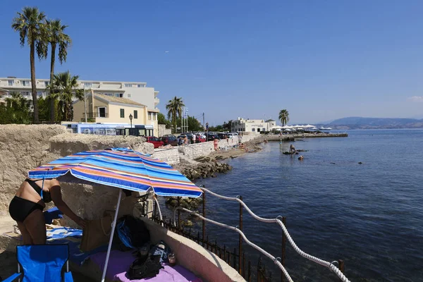 2023年9月2日 老年人在希腊科孚海域游泳 享受着阳光灿烂的天气 — 图库照片