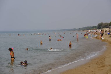 24 Ağustos 2023 'te insanlar Kourouta, Amaliada, Yunanistan' daki plajın keyfini çıkarıyorlar..