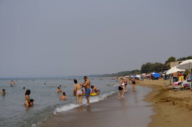 24 Ağustos 2023 'te insanlar Kourouta, Amaliada, Yunanistan' daki plajın keyfini çıkarıyorlar..