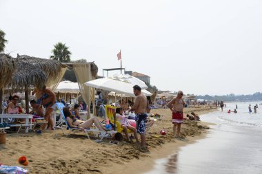 24 Ağustos 2023 'te insanlar Kourouta, Amaliada, Yunanistan' daki plajın keyfini çıkarıyorlar..