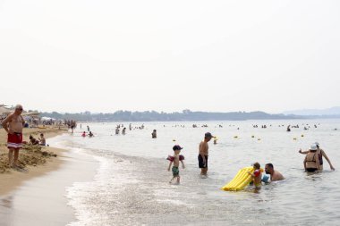 24 Ağustos 2023 'te insanlar Kourouta, Amaliada, Yunanistan' daki plajın keyfini çıkarıyorlar..