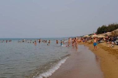 24 Ağustos 2023 'te insanlar Kourouta, Amaliada, Yunanistan' daki plajın keyfini çıkarıyorlar..