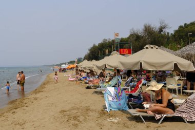 24 Ağustos 2023 'te insanlar Kourouta, Amaliada, Yunanistan' daki plajın keyfini çıkarıyorlar..