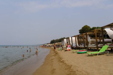 24 Ağustos 2023 'te insanlar Kourouta, Amaliada, Yunanistan' daki plajın keyfini çıkarıyorlar..