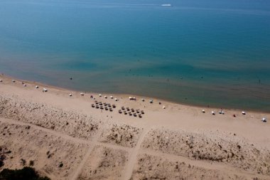 25 Ağustos 2023 'te Yunanistan' ın Kyllini kentinde kumlu bir plajın havadan görünüşü.