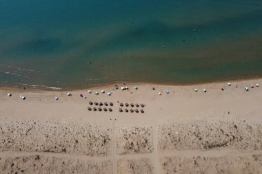 25 Ağustos 2023 'te Yunanistan' ın Kyllini kentinde kumlu bir plajın havadan görünüşü.