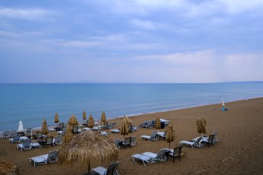 25 Ağustos 2023 'te Yunanistan' ın Kourouta plajında güneşlik ve şemsiyeler.