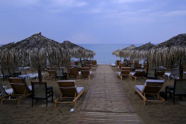25 Ağustos 2023 'te Yunanistan' ın Kourouta plajında güneşlik ve şemsiyeler.