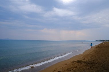 25 Ağustos 2023 'te Yunanistan' ın Kourouta plajında güneşlik ve şemsiyeler.