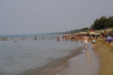 24 Ağustos 2023 'te insanlar Kourouta, Amaliada, Yunanistan' daki plajın keyfini çıkarıyorlar..