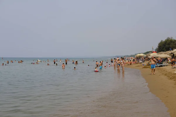 2023年8月24日 ギリシャ アマリヤのクルータでビーチを楽しむ人々 — ストック写真