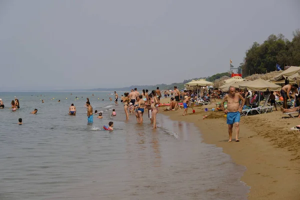 Ağustos 2023 Insanlar Kourouta Amaliada Yunanistan Daki Plajın Keyfini Çıkarıyorlar — Stok fotoğraf