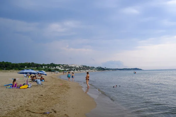 Люди Пляжі Під Час Штормового Дня Кіліні Греція Серпня 2023 — стокове фото
