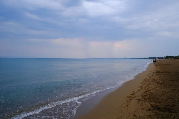 Ξαπλώστρες Και Ομπρέλες Κατά Διάρκεια Μιας Θυελλώδους Μέρας Στην Παραλία — Φωτογραφία Αρχείου