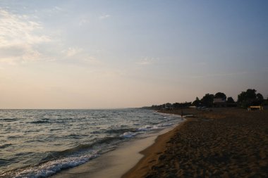 Kourouta, Amaliada, Yunanistan 'ın 23 Ağustos 2023 tarihli kumlu plajı..