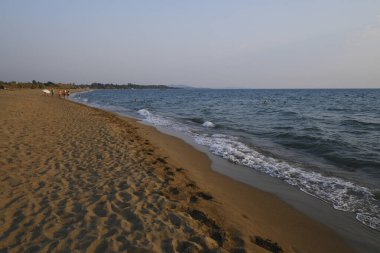 Kourouta, Amaliada, Yunanistan 'ın 23 Ağustos 2023 tarihli kumlu plajı..