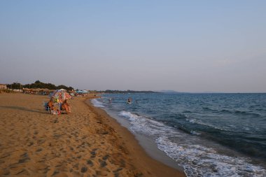 23 Ağustos 2023 'te Yunanistan' ın Kourouta plajında serinliyor..